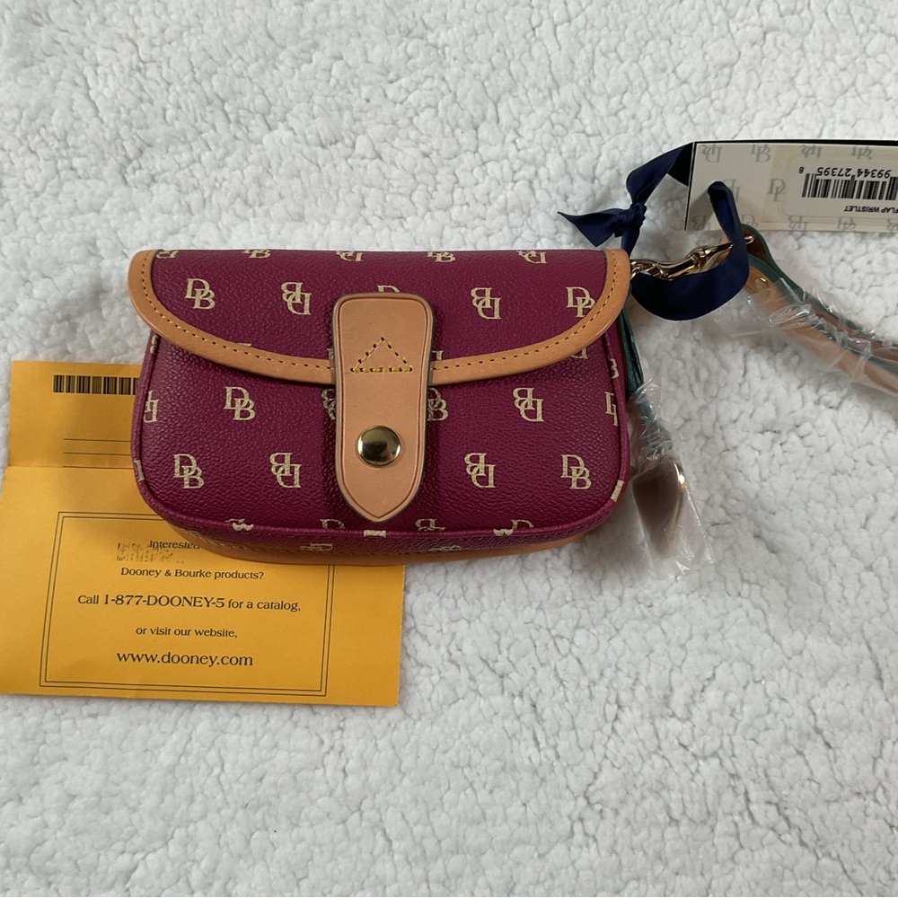 Dooney & Bourke DB Logo Mini Designer Wristlet Signature Small Clutch NWT